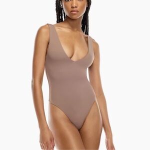 Aritzia Babaton Contour V-neck Bodysuit
